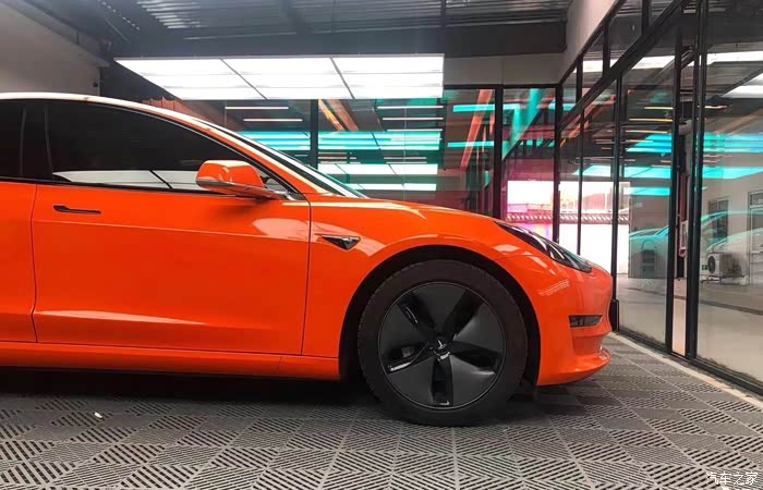 高雅的橙色特斯拉model3