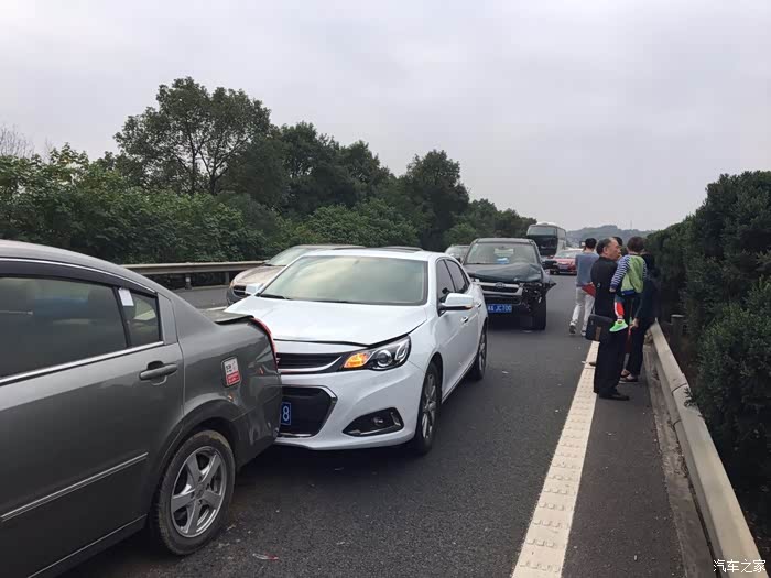 高速路车祸四车相撞