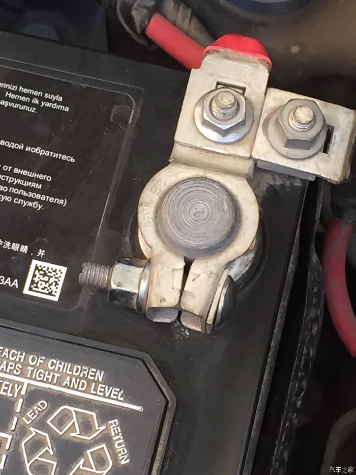 老指蓄电池正负极接线柱有泄漏的异物