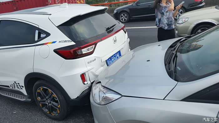 xrv第一滴血苏州高速六车追尾