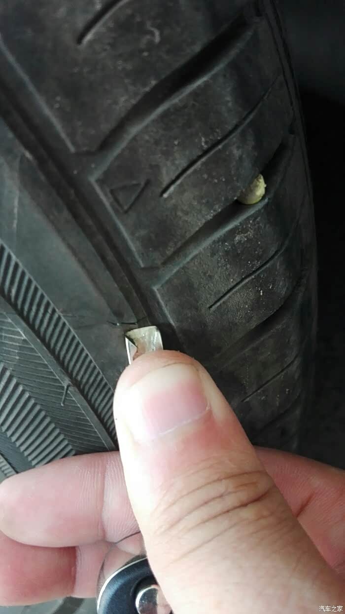 轮胎被刀划伤了