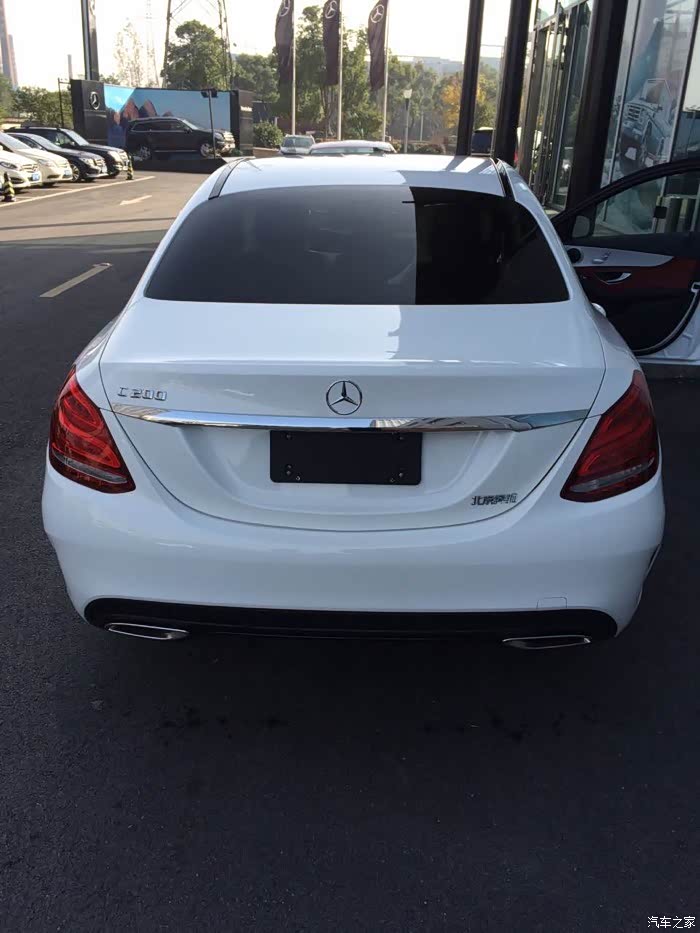 奔驰c200运动外白内红