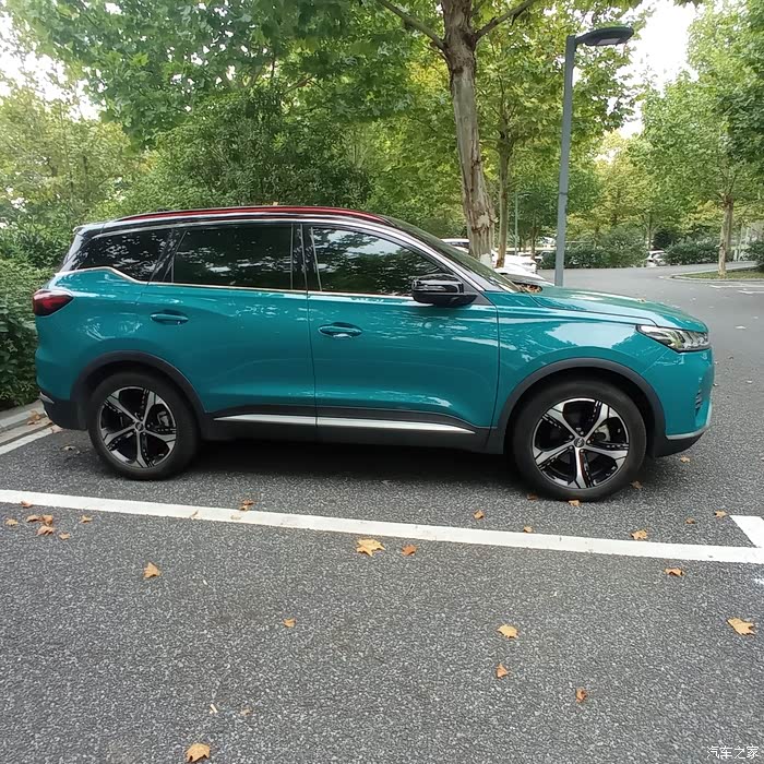 逛公园遇见多种颜色瑞虎7