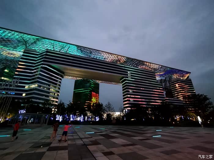 激情一夏欧洲杯神兽放假带她们一同欣赏上海拉斐尔云廊一期