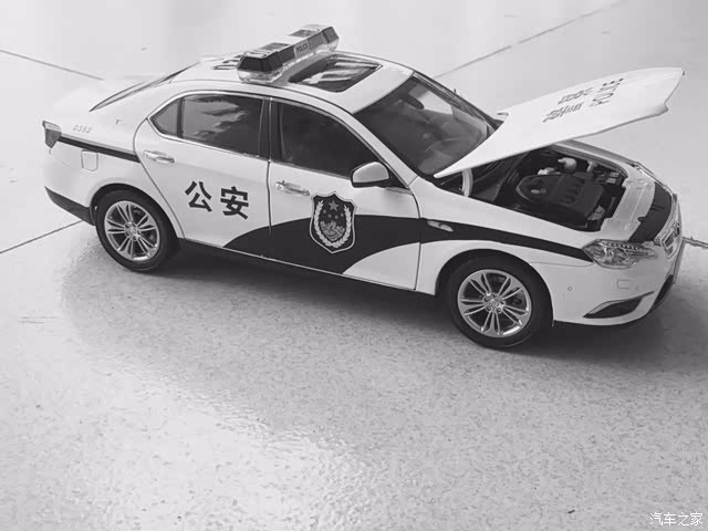 黑白色的警车模型