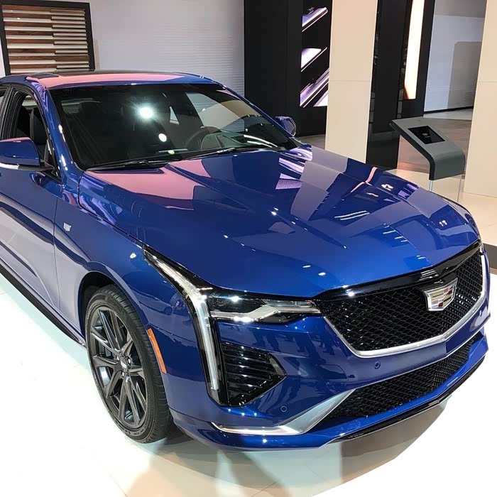 蓝色凯迪拉克ct5