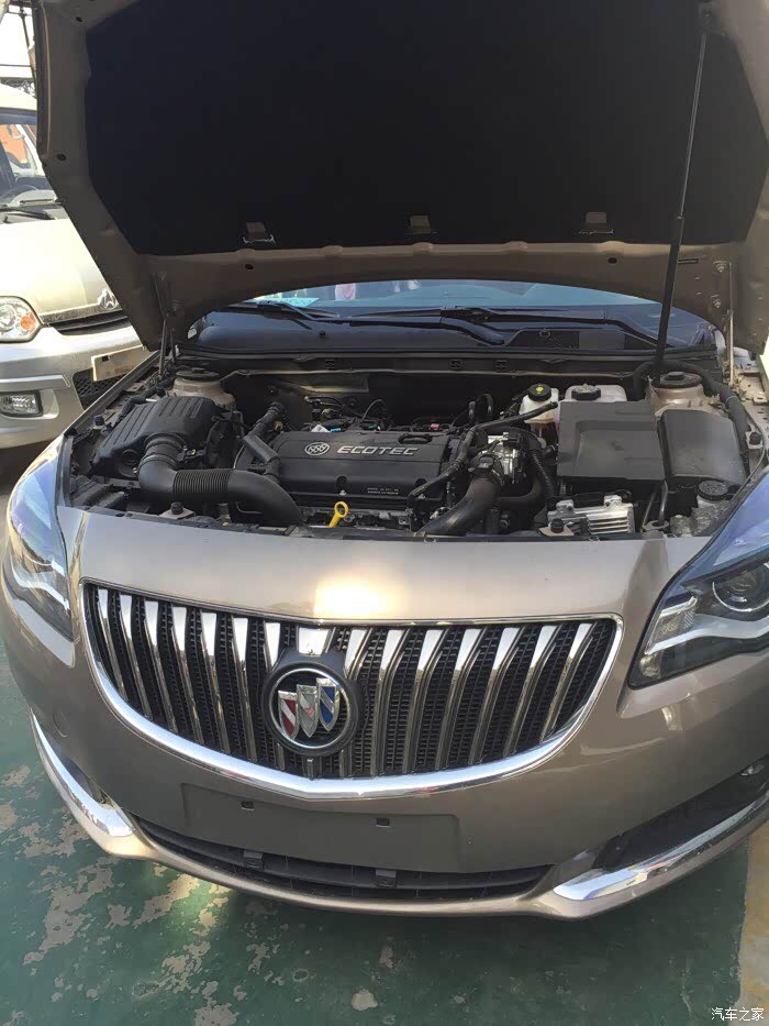 打开车前盖有个这.