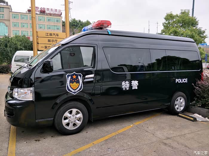 特警专用请上车