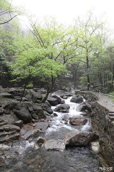 白云源风景区紧挨着富春江,是龙门山脉的最高峰同时也是富春江沿岸的
