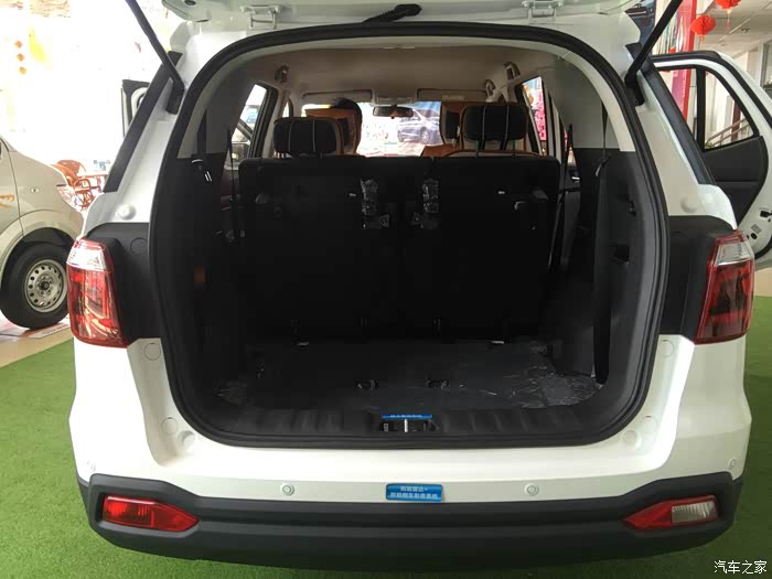 宽敞的后备箱