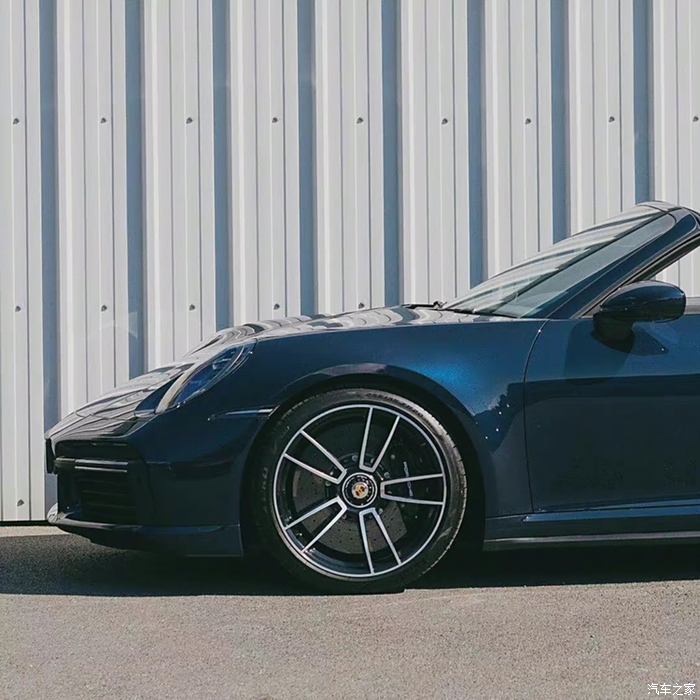 开着敞篷保时捷 911 turbo s出去嗨