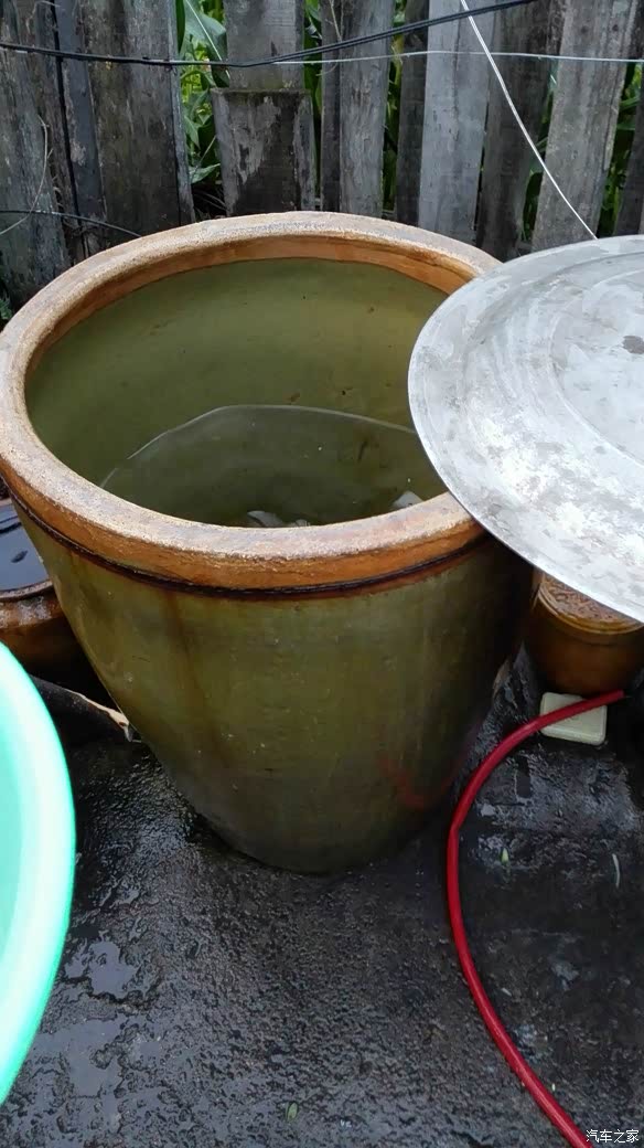 当晚这满满的一缸水没有了