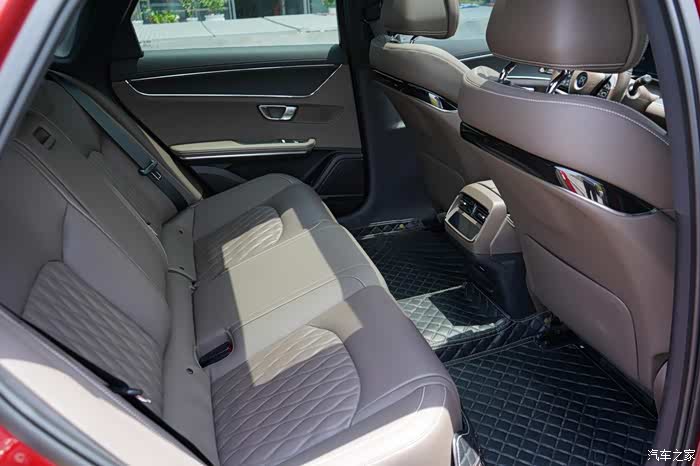 后排空间肉眼可见宽敞,身高一米八壮汉调驾驶位,后排依旧空间充裕