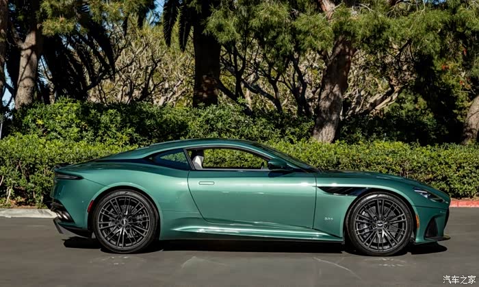 墨绿阿斯顿马丁db11