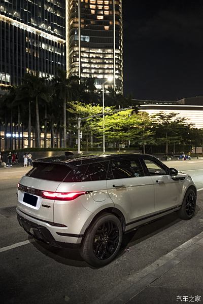 在上海客串试驾了路虎发现运动版,现在则试高一级别的 range rover