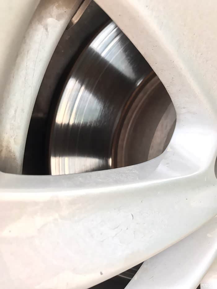 刹车车子抖发现刹车盘有凹槽了