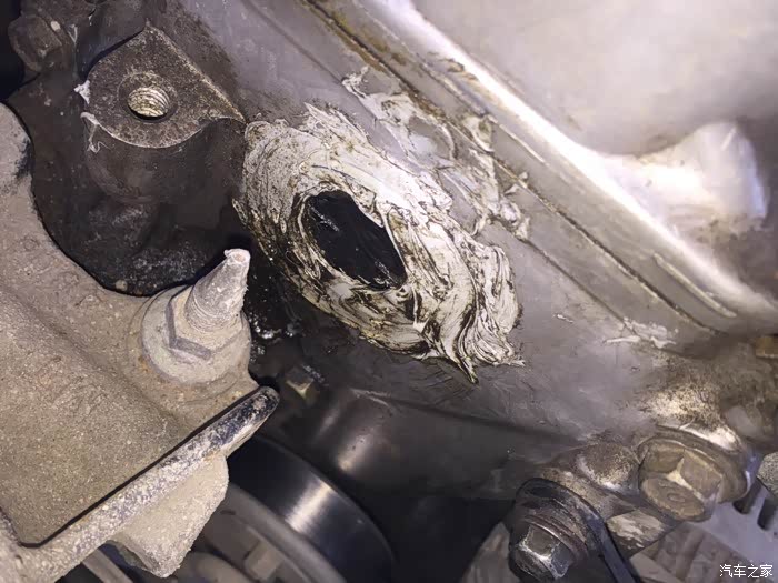 09款二飞机头右旁边这配件漏油了,严重吗?