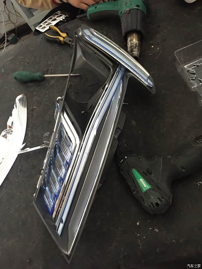 大灯里面的框架,都可以做熏黑的,虽然外面看着挺复杂,但是拆开看,都是