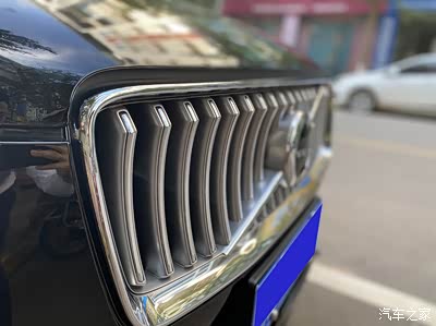 经典的进气格栅造型,行驶在马路上辨识度很高.