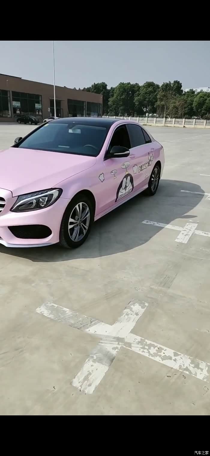 欣赏与众不同的奔驰e200 粉色小可爱