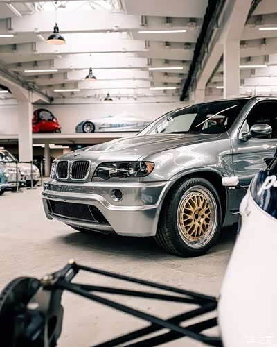 宝马x5m e53,第一代宝马x5很帅很经典并且鼻孔也很小[笑cry]鼻孔大