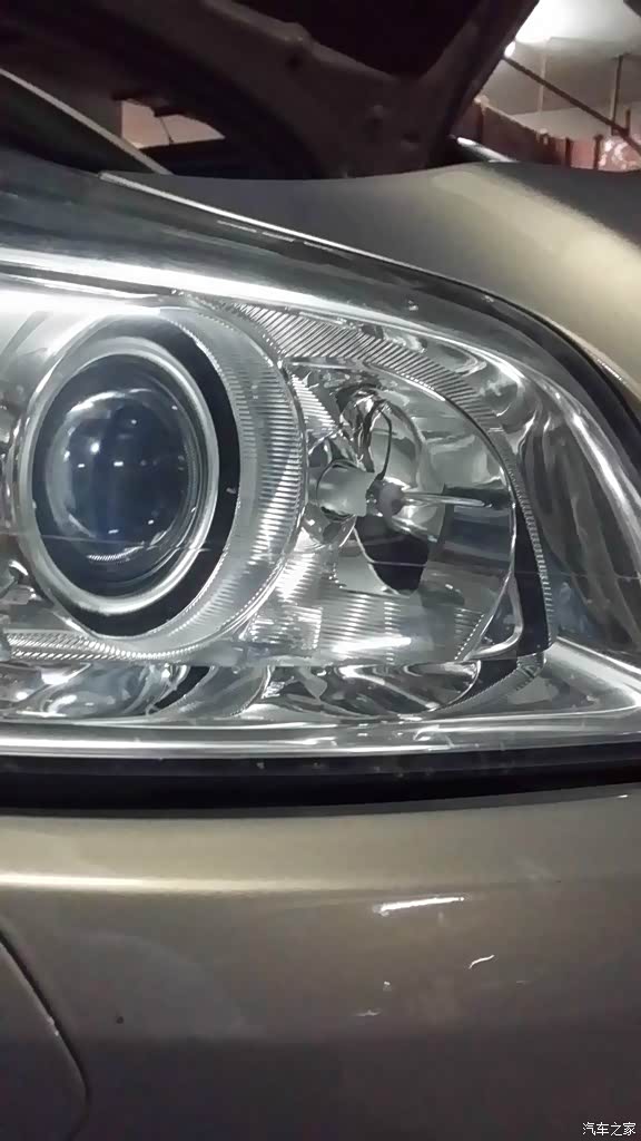 请教一下前大灯里的弯道辅助照明灯灯泡应该怎么换