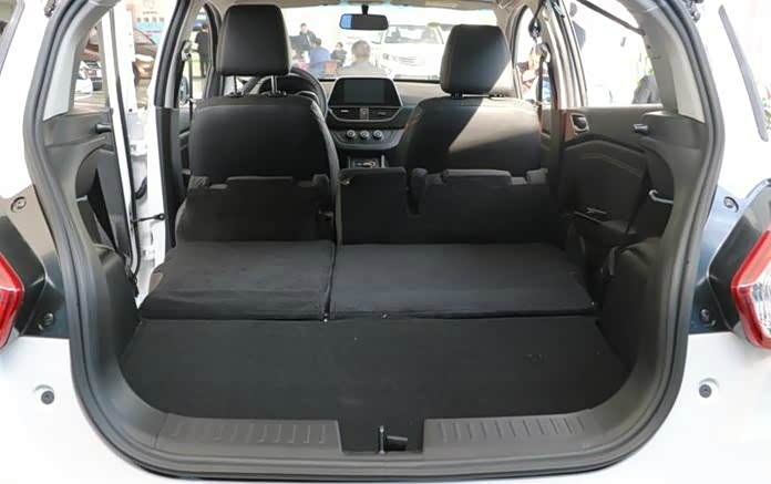 310的后备箱储物空间也是可以扩展的,要是小两口出游,后面的空间随便