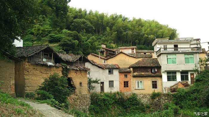 浙江绿谷田园农村的泥土房古村落2