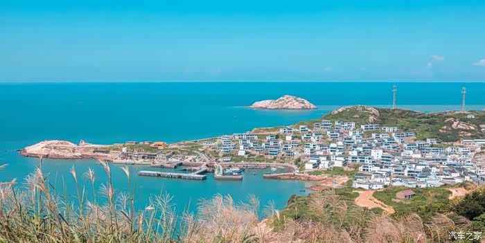 蓝海,一座灯塔 ,两个渔村,组成了花鸟岛,因岛屿形态像展翅翱翔的飞鸟