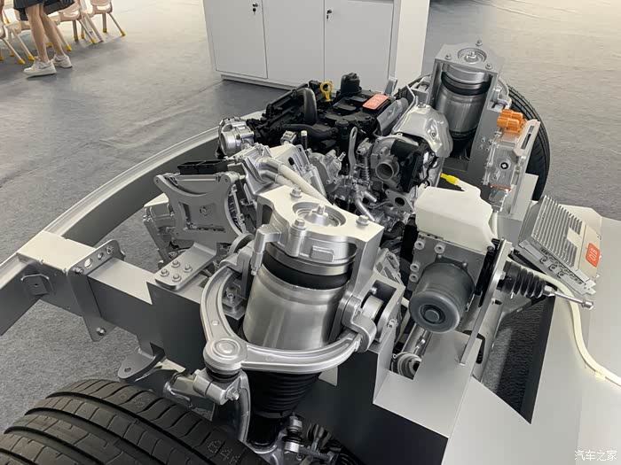 岚图free的特色:全铝底盘和空气悬架