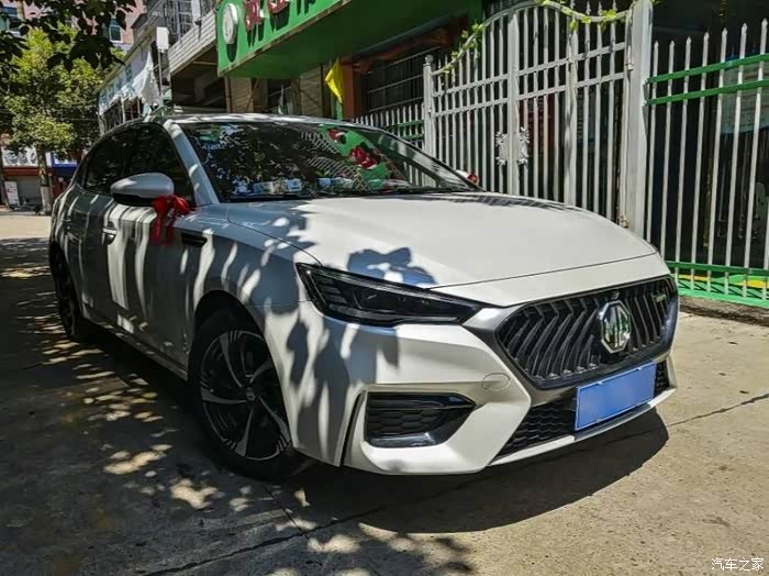 白色名爵6新能源汽车