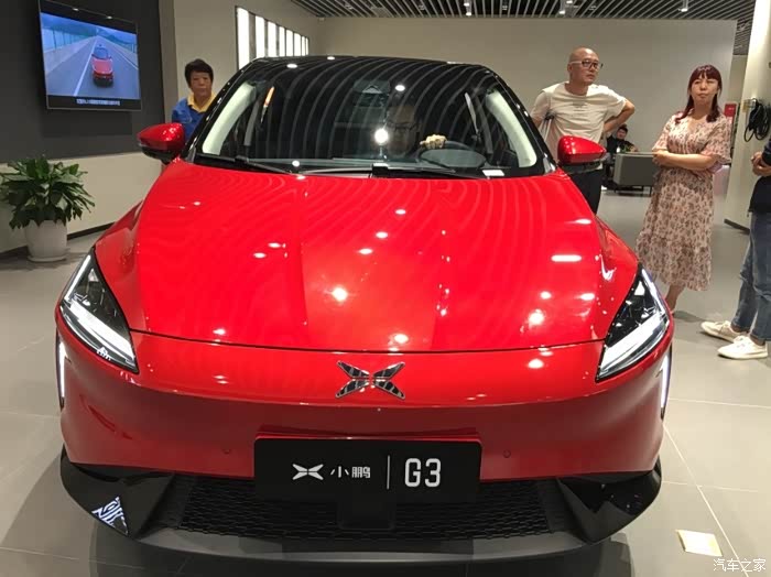 红色小鹏汽车g3,目前国产纯电动汽车受关注度比较高的一款.