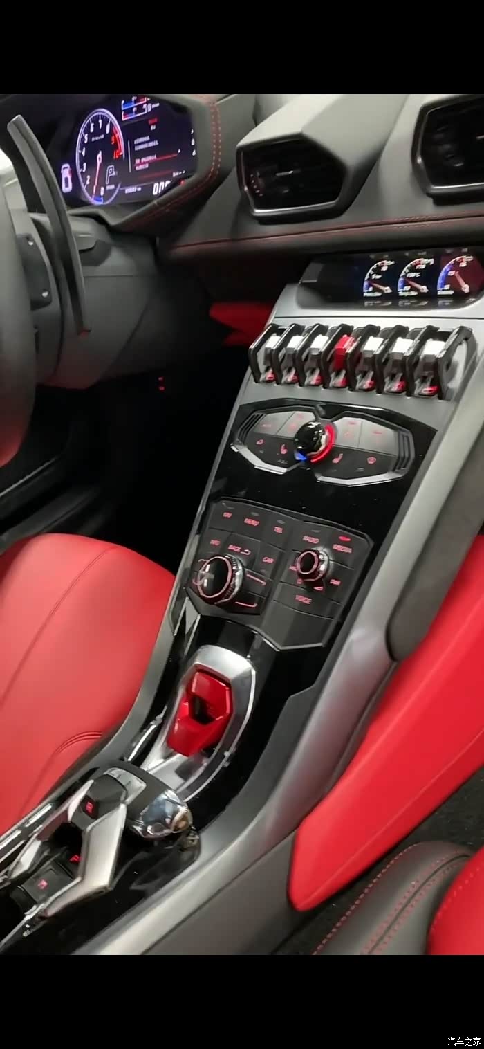 战斗力爆棚的内饰超跑我还是喜欢兰博基尼小牛