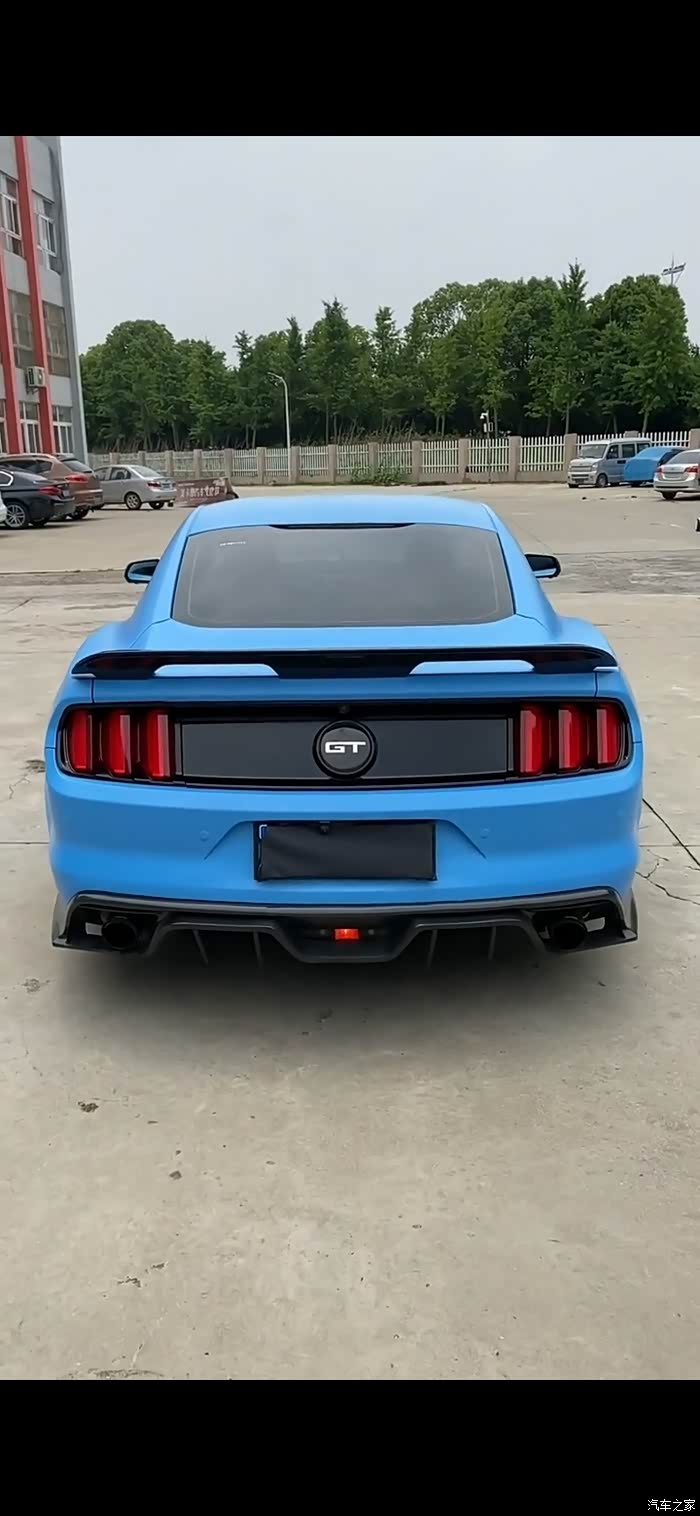 蓝白渐变的福特野马美出新天际