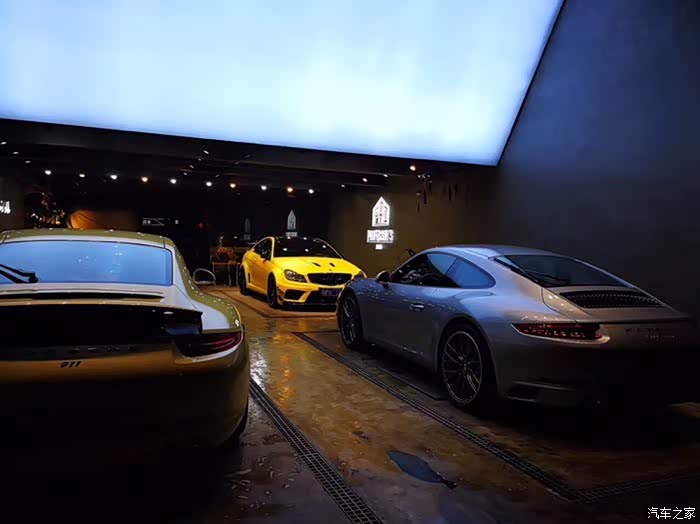 最近很火的网红洗车店