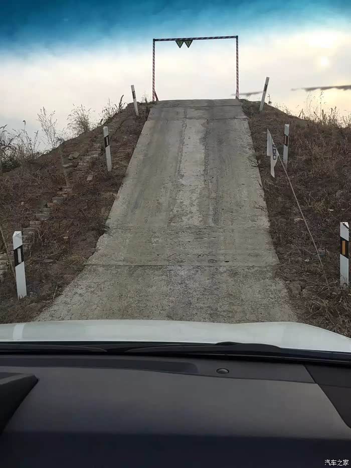 姐试乘普拉过40度陡坡