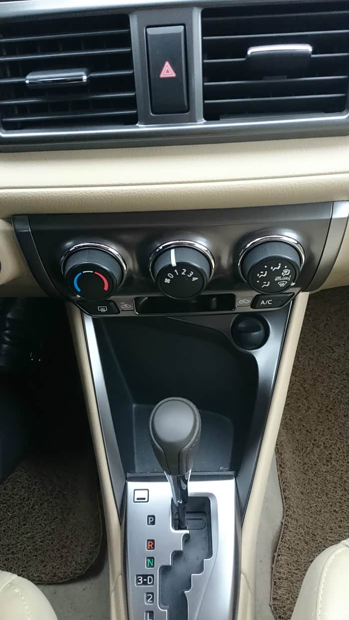 中间空调出风口也带有镀铬装饰条.