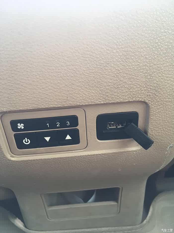 【图】730后座的usb充电口让熊大玩坏了_宝骏730论坛_汽车之家论坛