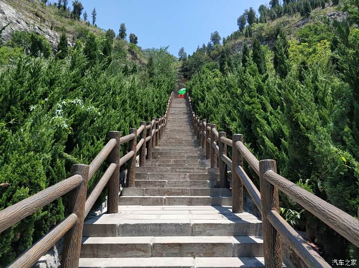 登济宁最高峰凤凰山看唐代石窟佛像