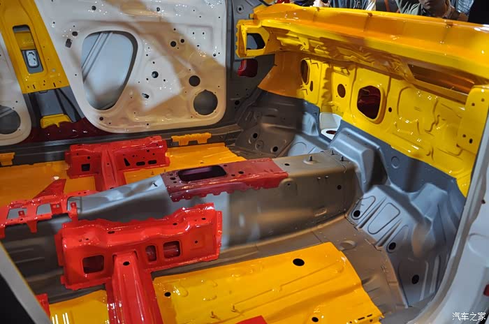 贯穿全车中部的热成型钢梁,不仅是为四驱腾地方,是为车身强度