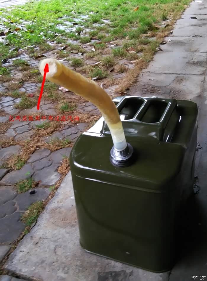 7.把油桶油倒回油箱,为了过滤脏东西,油管扎了两层医用纱布.