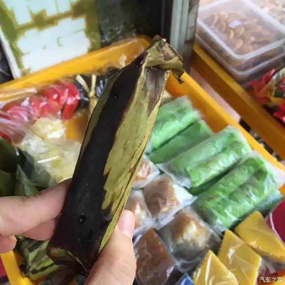 rempah udang又叫香辣虾糯米卷 ,觉得味道还可以,背景里绿色的那个