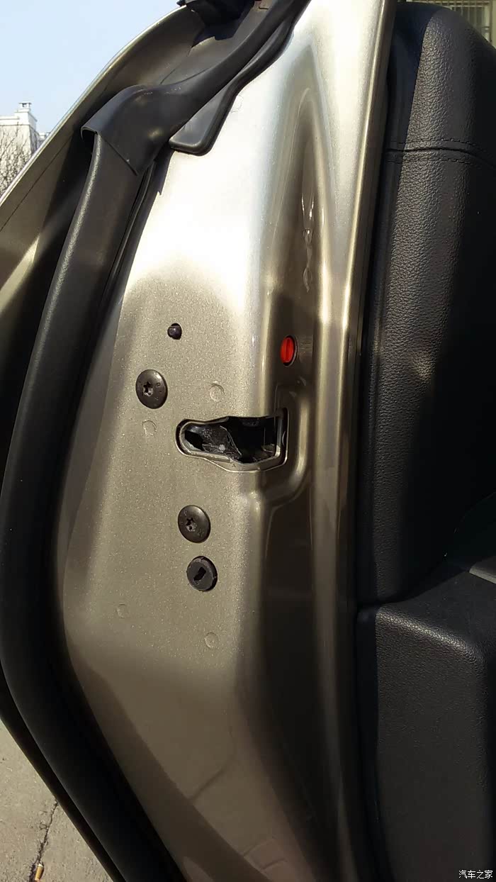 后方车门锁处没有黑塑料框