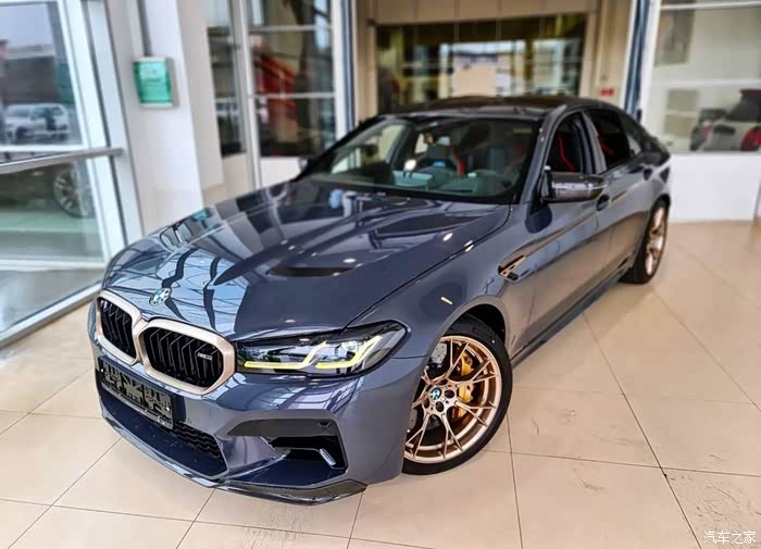 这套古铜色轮圈应该算是宝马最贵的选装轮毂