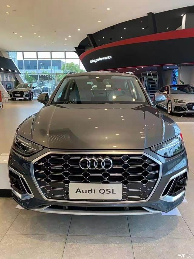 新款奥迪q5l到店,新脸 四出排气,外观变年轻