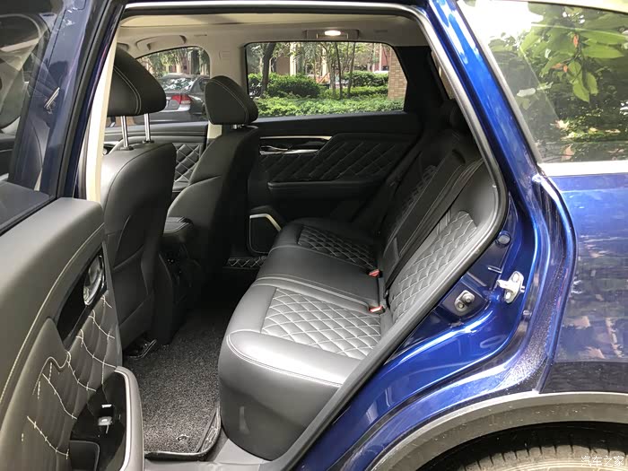 启辰星后排空间也非常宽敞,后排座椅坐上去的朋友都赞不绝口的说舒服.