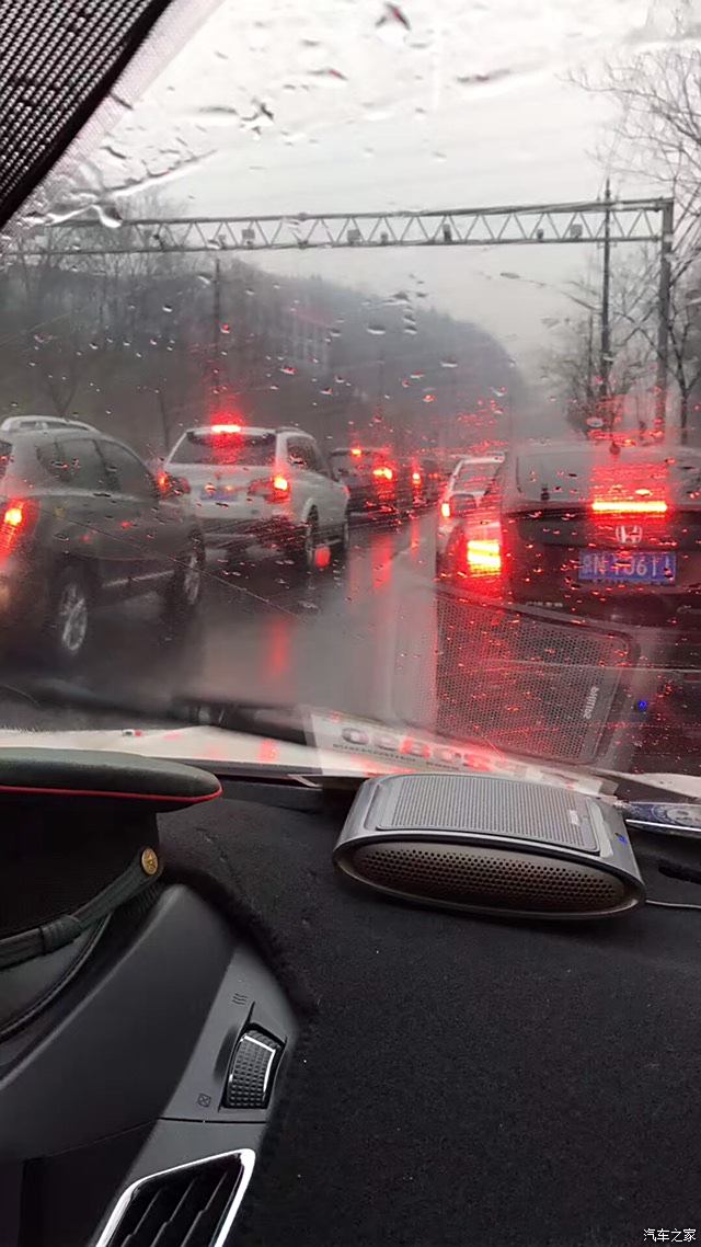 下雨天堵车