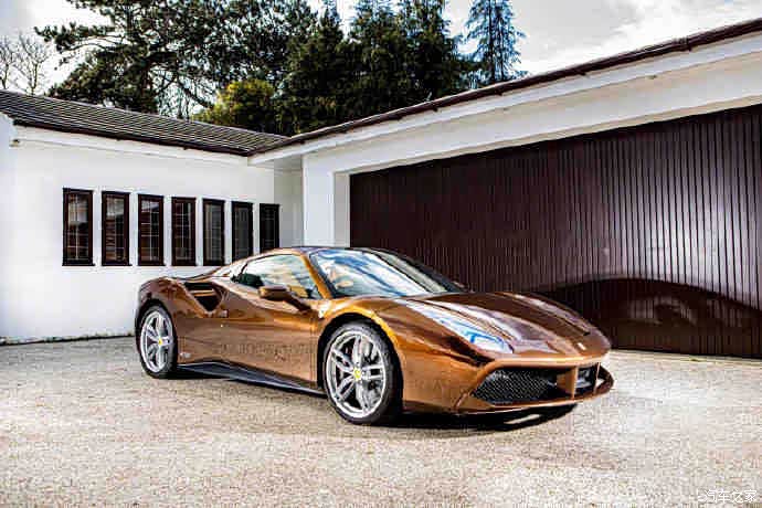 这辆车有点酷炫啊,暗金色的外型,简直不要太酷炫啊