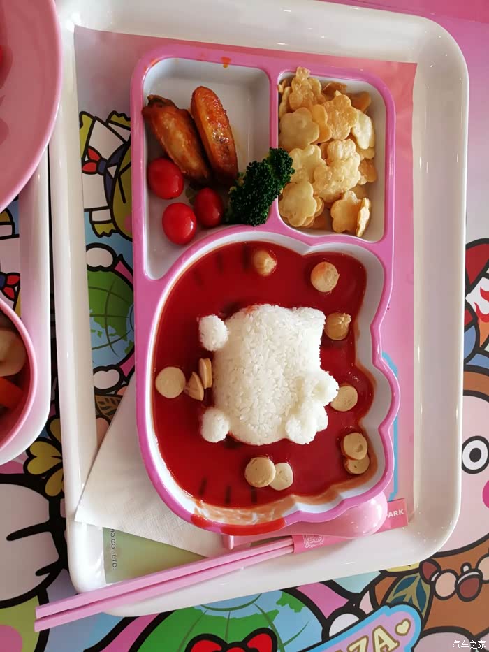 套餐,一份价格是68元大洋,虽然没啥吃的,但是样子还是很好看的,小朋友