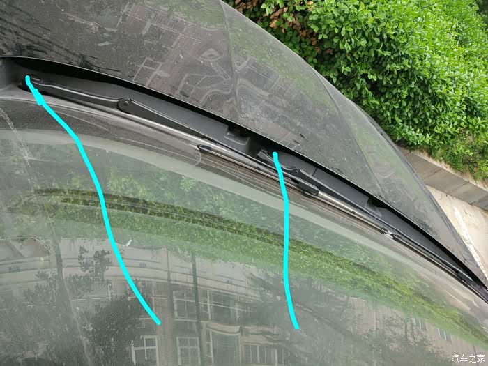 如图挡风玻璃导水槽通过哪里排水几个排水孔我用线指的是吗